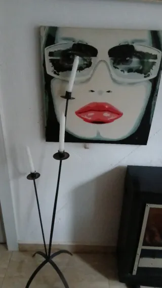 Cuadro Mujer con Gafas y Labios Rojos