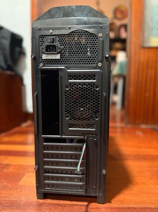 Torre PC con Fuente de Alimentación  No se ha usad