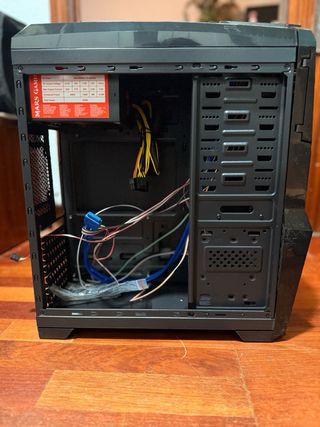 Torre PC con Fuente de Alimentación  No se ha usad