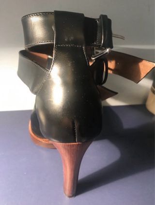 Sandalias de tacón negras para mujer