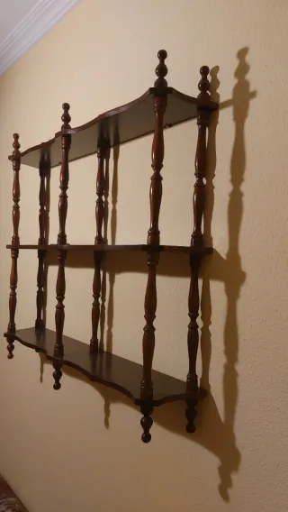 Dos estanterías de madera