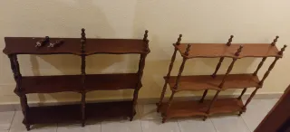 Dos estanterías de madera