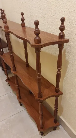 Dos estanterías de madera