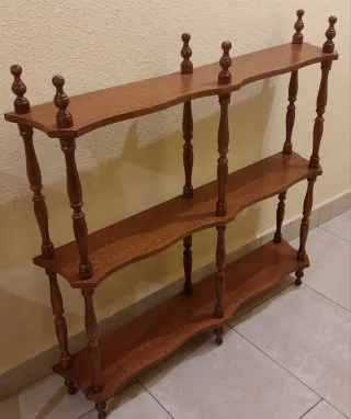 Dos estanterías de madera