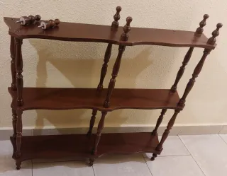 Dos estanterías de madera