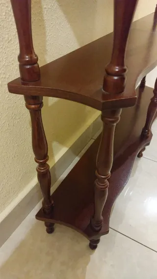 Dos estanterías de madera