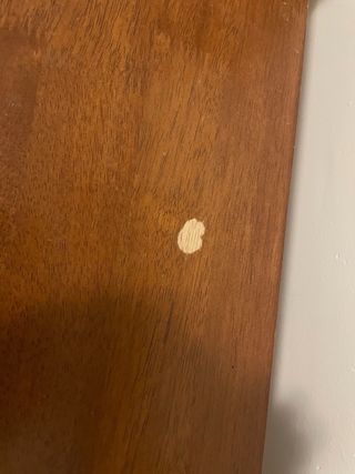 Mesa de madera con estantería