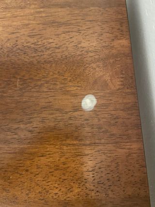 Mesa de madera con estantería