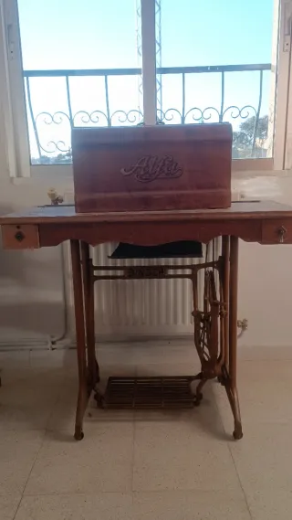 Mueble Antiguo Beige y Dorado