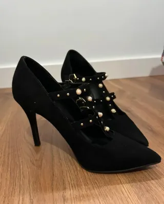 Tacones negros punta con perlas