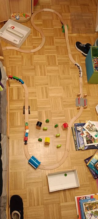 Trenes y vías de madera