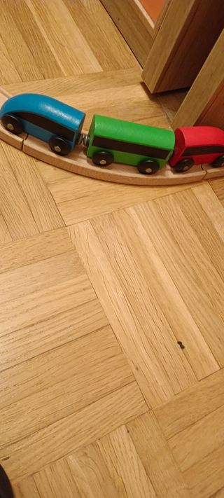 Trenes y vías de madera