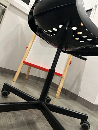 Silla de oficina negra giratoria con ruedas