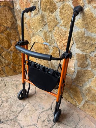 Andador Plegable con asiento en perfecto estado