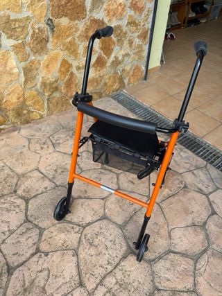 Andador Plegable con asiento en perfecto estado