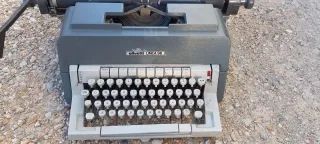 Máquina de escribir Olivetti Línea 98