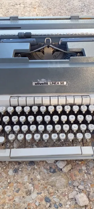 Máquina de escribir Olivetti Línea 98