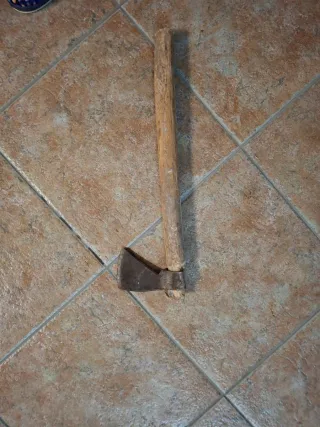 Hacha antigua madera y hierro