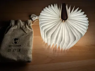 Lámpara de madera beige