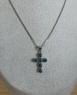 Collar Cruz Topacio Natural Azul.