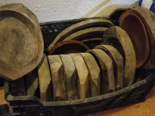 Platos de hierro fundido con base de madera