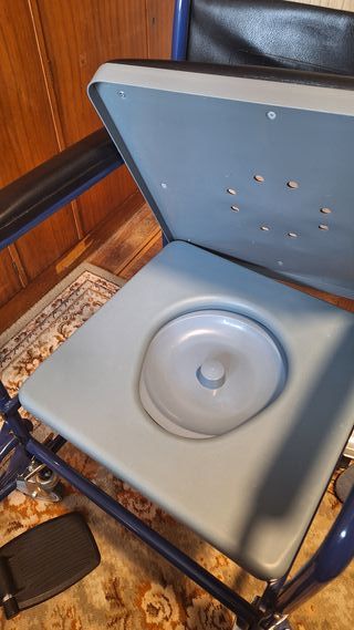 Silla de ruedas con orinal