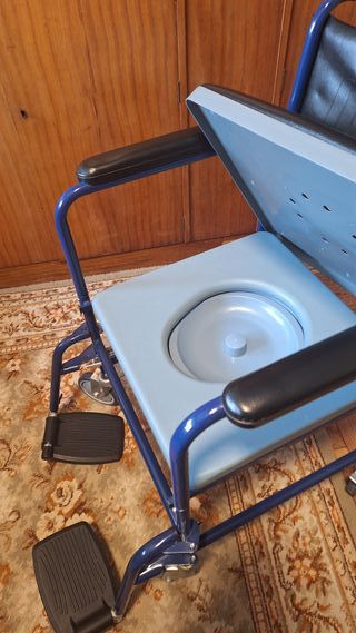 Silla de ruedas con orinal
