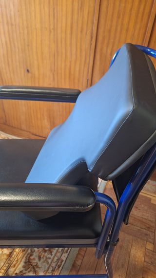 Silla de ruedas con orinal