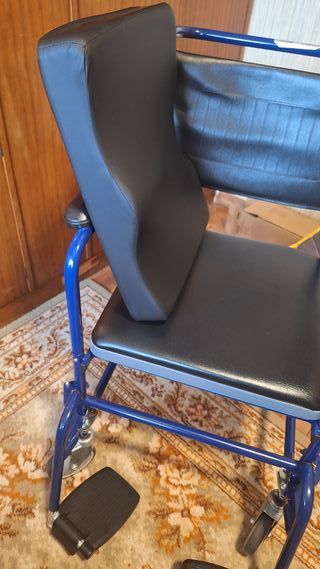 Silla de ruedas con orinal