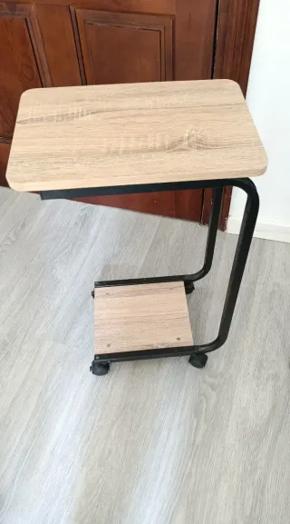 Mesa auxiliar para sofá con ruedas