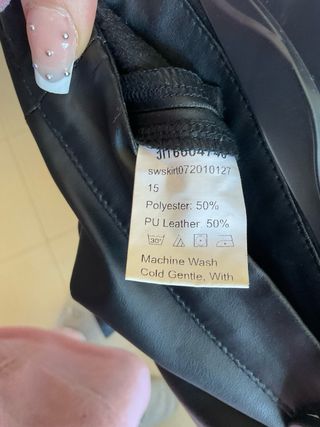 Falda skater efecto piel negra