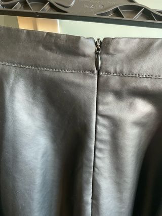 Falda skater efecto piel negra