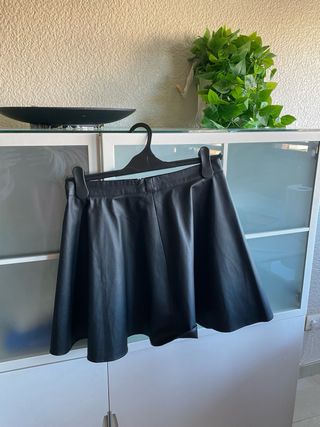 Falda skater efecto piel negra