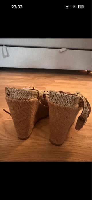 Multi-Strap Sandals / Sandalias con tiras