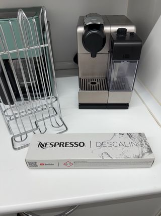 Cafetera Nespresso Lattissima Touch de De’Lo Plata