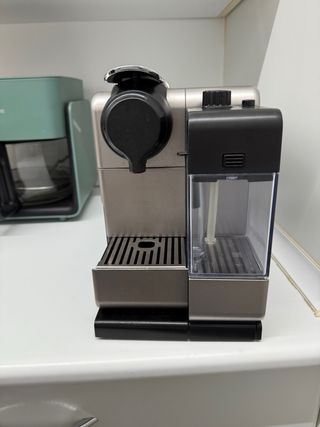 Cafetera Nespresso Lattissima Touch de De’Lo Plata