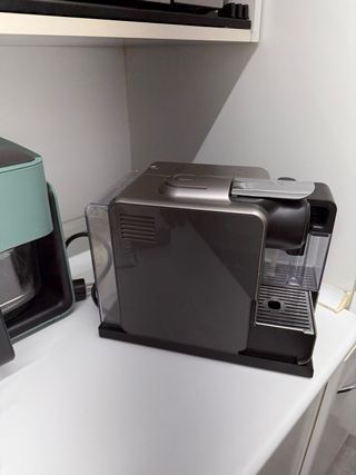 Cafetera Nespresso Lattissima Touch de De’Lo Plata