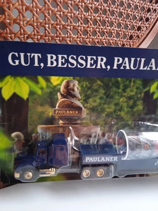 Modello di camion da collezione Paulaner con bicchiere bianco