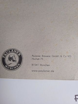 Modello di camion da collezione Paulaner con bicchiere bianco