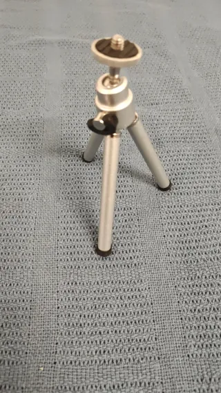 Mini trípode plateado