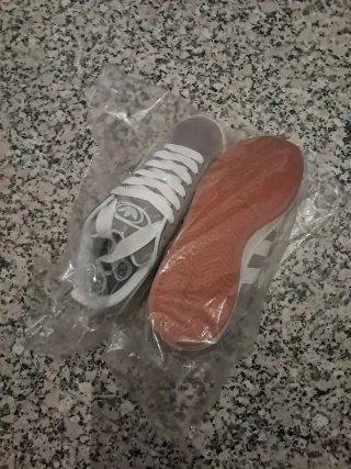 Zapatillas Adidas Grises y Blancas