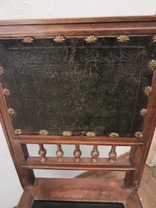 Silla antigua de madera y cuero