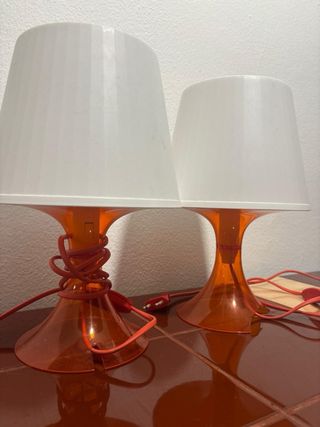 Lámparas de mesilla naranja y blanca