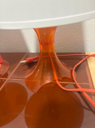 Lámparas de mesilla naranja y blanca