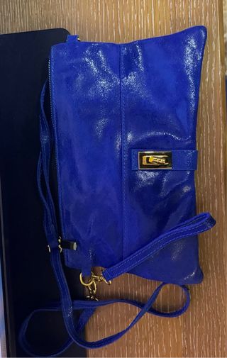 Bolso de hombro azul con detalles dorados
