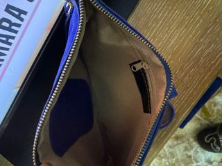 Bolso de hombro azul con detalles dorados