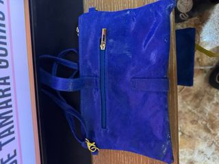 Bolso de hombro azul con detalles dorados