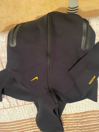 Nike x Nocta Chaqueta Negra con Logo Amarillo