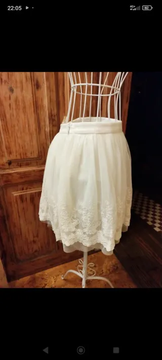 Falda de tul color blanco roto/beige con encaje