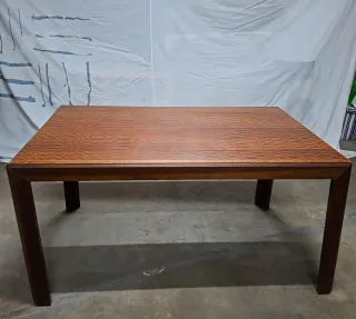 Mesa de comedor de madera